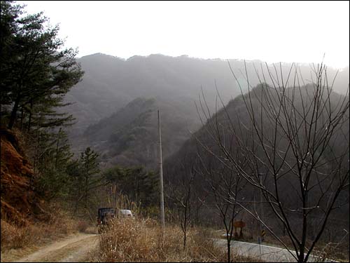 고장차량을 실은 견인차도, 갇혀있던 차량도 아스팔트길에 올랐습니다. 상황 끝 